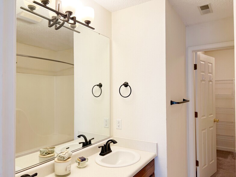 Building Photo - 2282 Middle View Dr