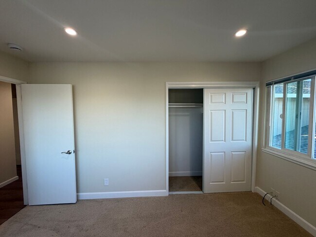 Building Photo - 1850 El Parque Ct
