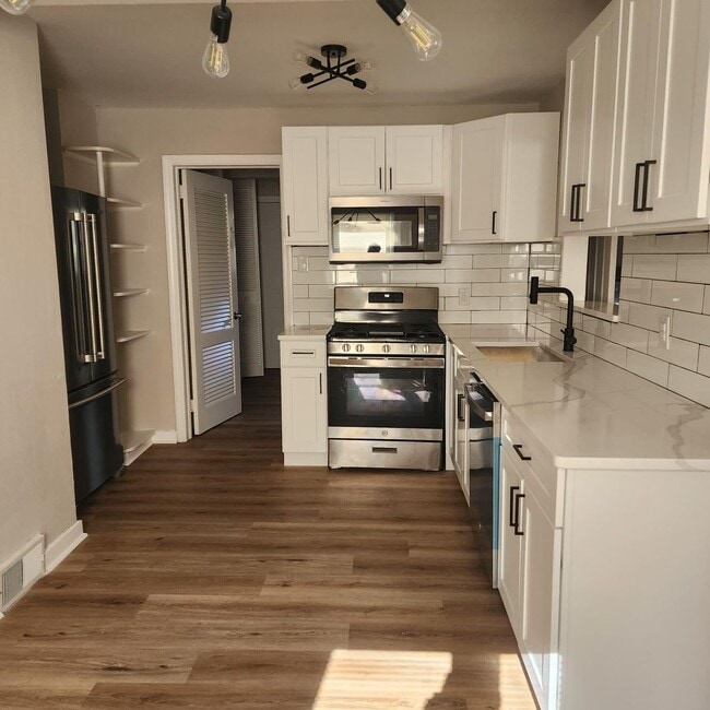 Building Photo - Spacious 3-Bedroom Rancher with Family Roo...