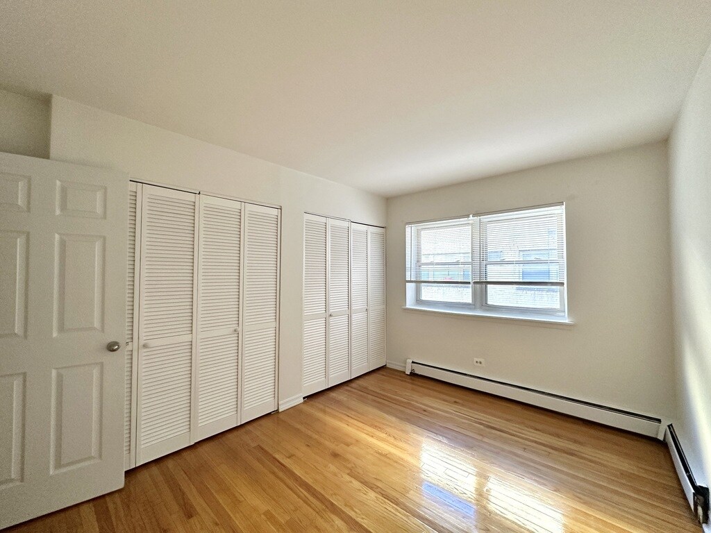 Building Photo - 6830 N Sheridan Rd