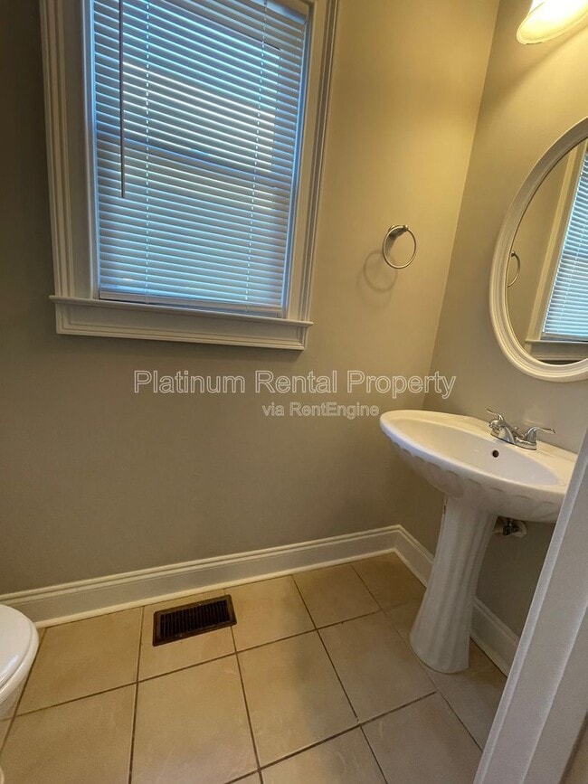 Building Photo - 750 Terry St SE