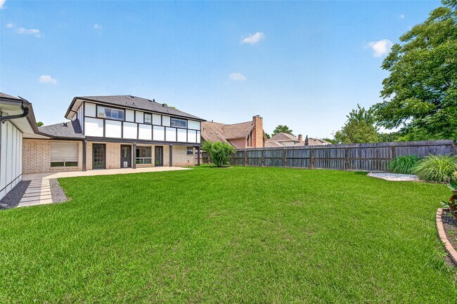 Building Photo - 4003 W Valley Dr