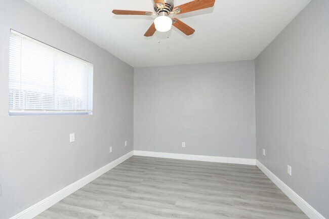 Building Photo - 8127 Colonial Ln