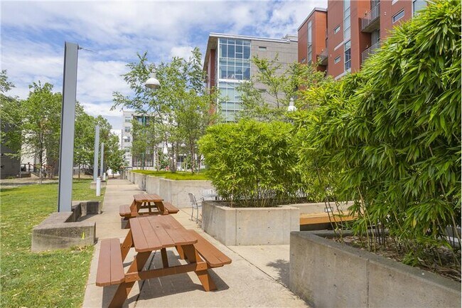 Building Photo - 2115 Yeaman Pl