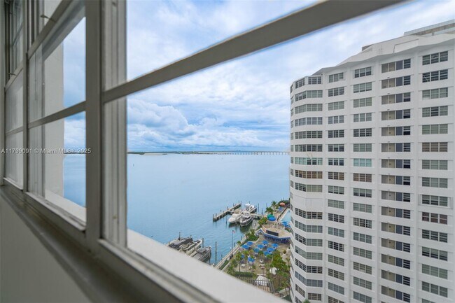Building Photo - 801 Brickell Bay Dr