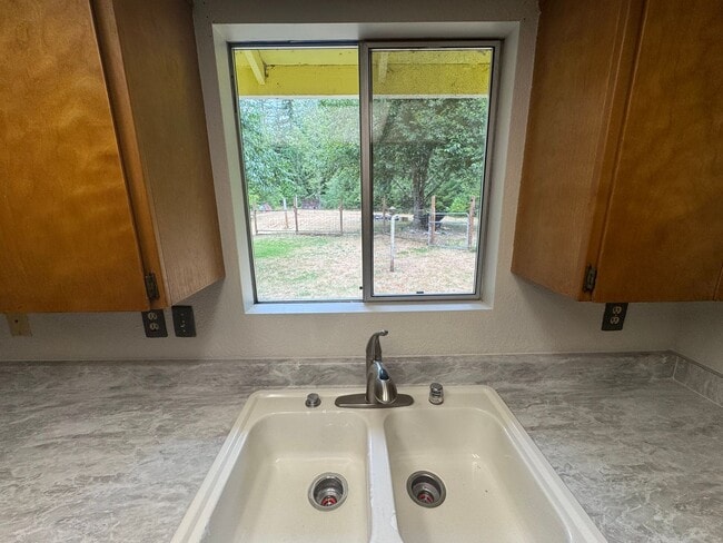 Building Photo - 3 Bed/1 Bath +Garage & Shop, Marblemount