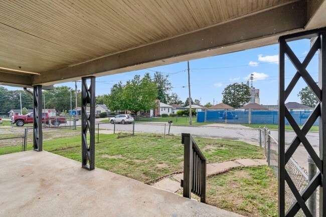 Building Photo - Charming and remodeled 2 Bed | 1 Bath Home...