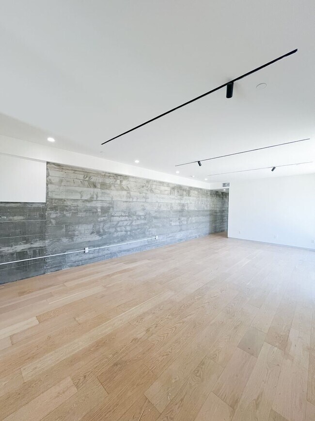 Building Photo - 4459 W Rose Hill Dr
