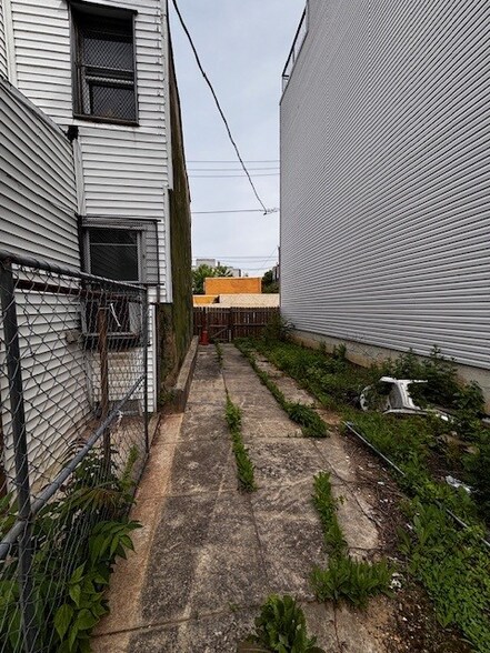 Building Photo - 2643 Jasper St