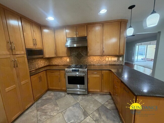 Building Photo - Spacious 5-Bedroom Home with Heated Pool & Hot Tub in Niceville!