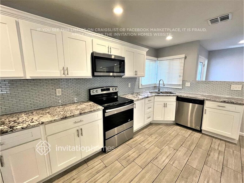 Building Photo - 943 E Manhatton Dr