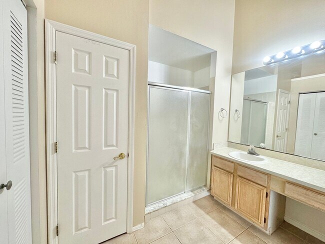Building Photo - Winterset Condo