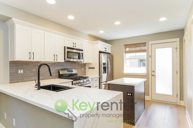 Building Photo - Modern 3 Bedroom with Office Space, Balcon...