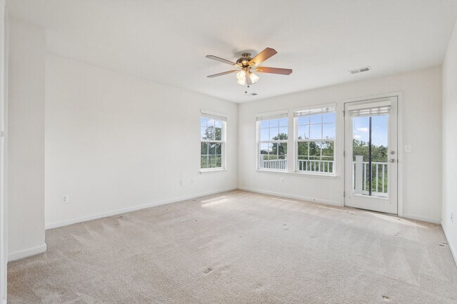 Building Photo - This beautifully maintained end-unit brick...