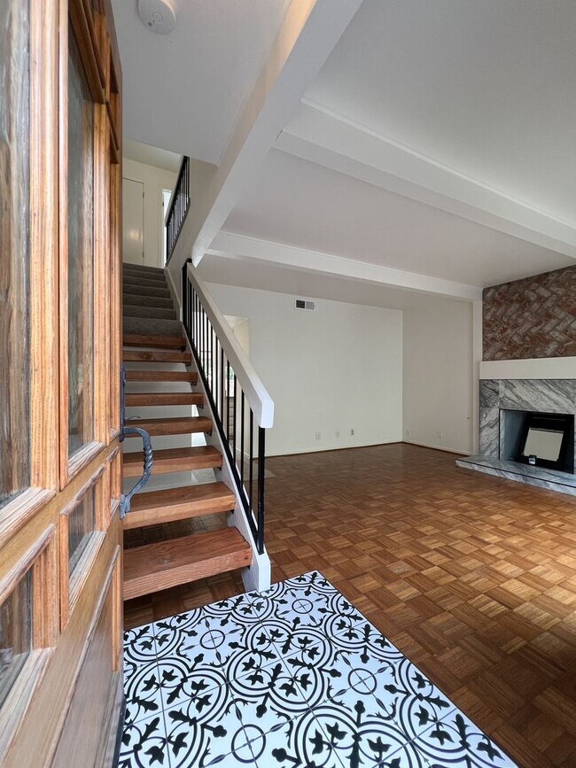 Building Photo - Beautifully Remodeled St. Helena Townhome with Pool Access & 2-Car Garage