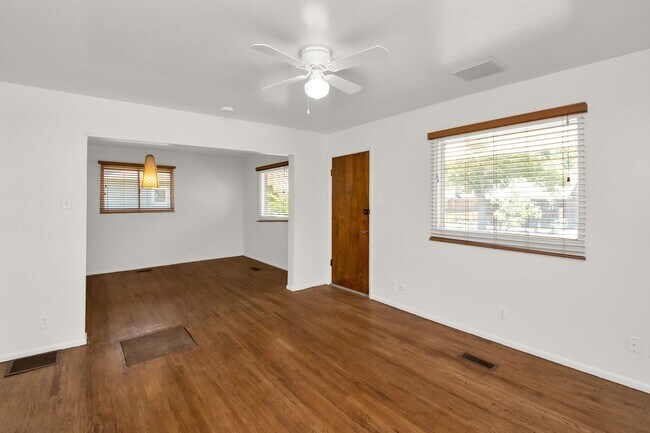 Building Photo - A Gardners Dream 2 Bed 1 Bath Home in Amazing SLC Location! Available NOW!