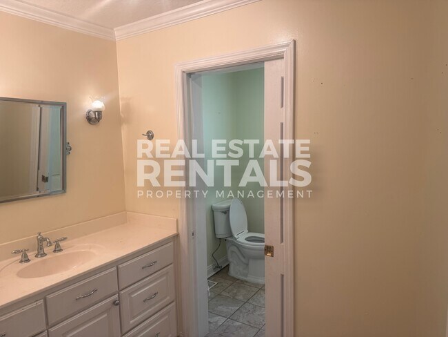 Building Photo - 514 Country Club Pl