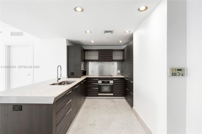 Building Photo - 200 Biscayne Blvd Way