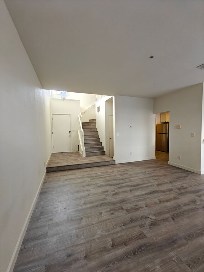 Building Photo - Lovely 3 beds & 2.5 baths town house in Ba...