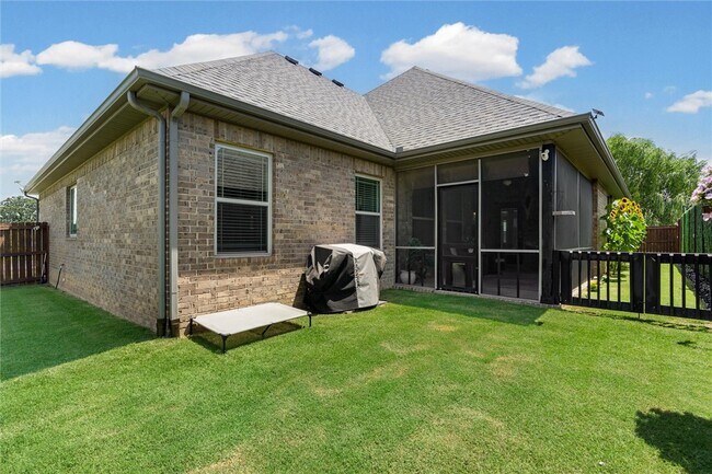 Building Photo - 5819 W Cane Hill Dr