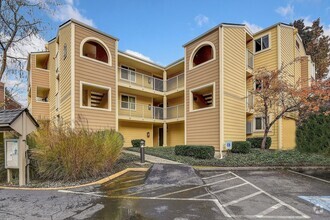 Building Photo - 2Bd/1.75Ba Redmond Condo