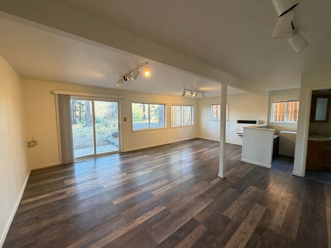 Building Photo - 916 Sunset Dr