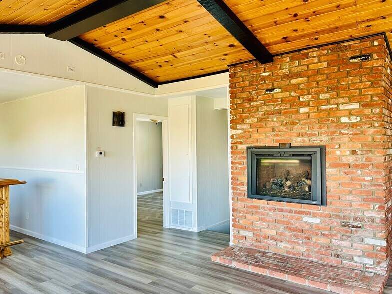 Building Photo - 5542 Easter Dr