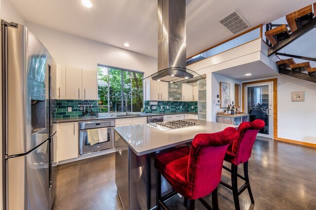 Building Photo - Gorgeous Fully Furnished Home in Brentwood...