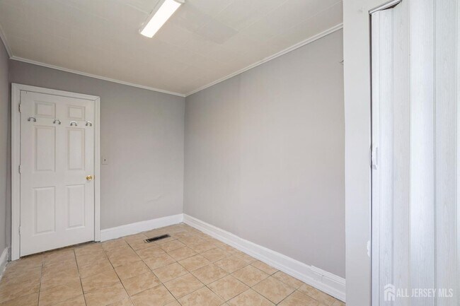 Building Photo - 309 Hall Ave