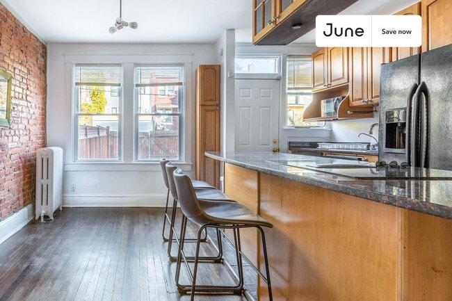 Building Photo - 616 Orleans Pl NE