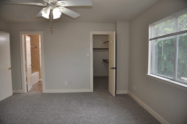 Building Photo - 20734 Settlers Lake Cir N