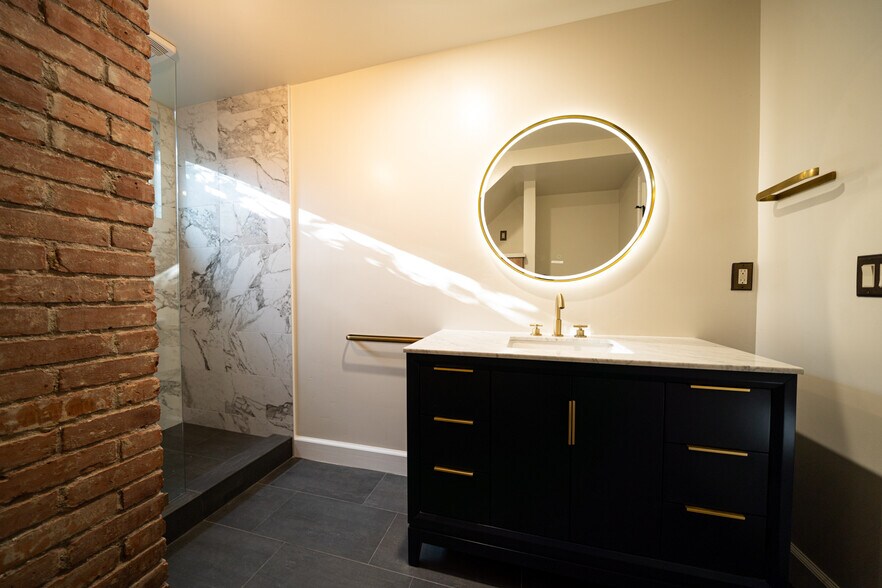 1st floor bath - 1258 Essex St