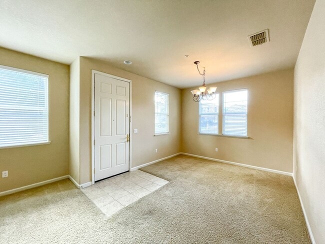 Building Photo - Gorgeous Natomas Condo