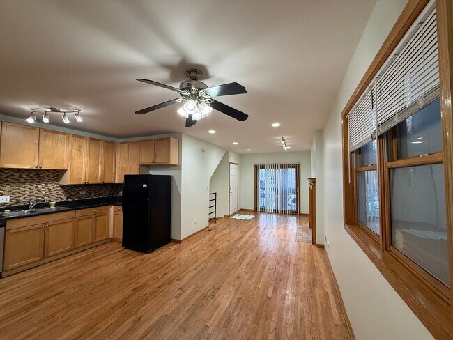 Building Photo - 2207 W Warren Blvd