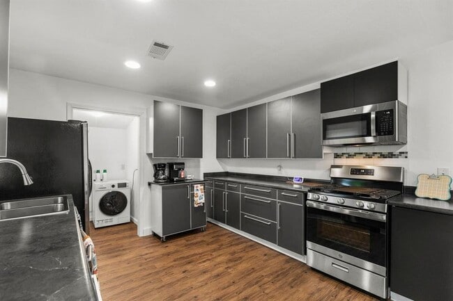 Building Photo - 5808 Community Dr