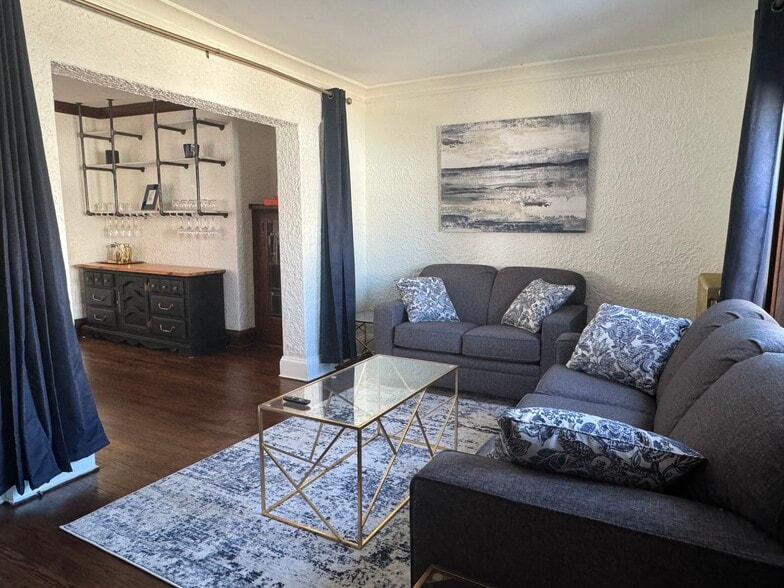 Living room - 821 E Pearson St