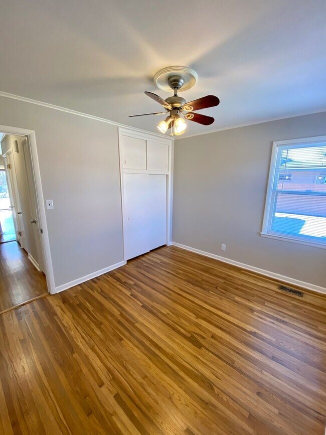 Building Photo - Updated & Renovated in Midtown! 3 Bedrooms...