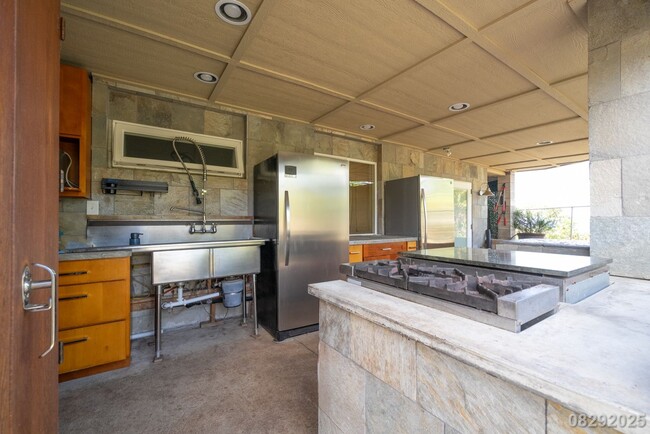 Building Photo - 3 Bedroom 3 Bathroom pet negotiable SFH in...