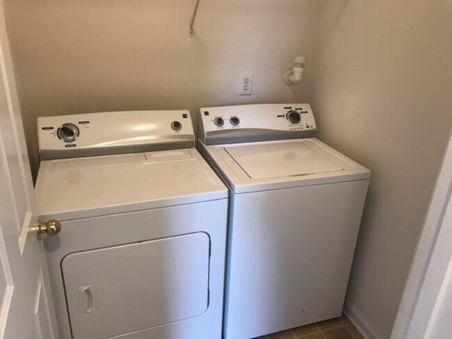 Building Photo - Spacious 4-bedroom home