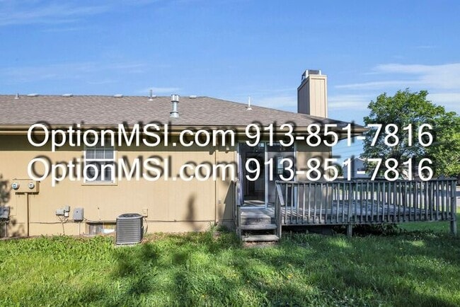 Building Photo - Spacious Townhome!