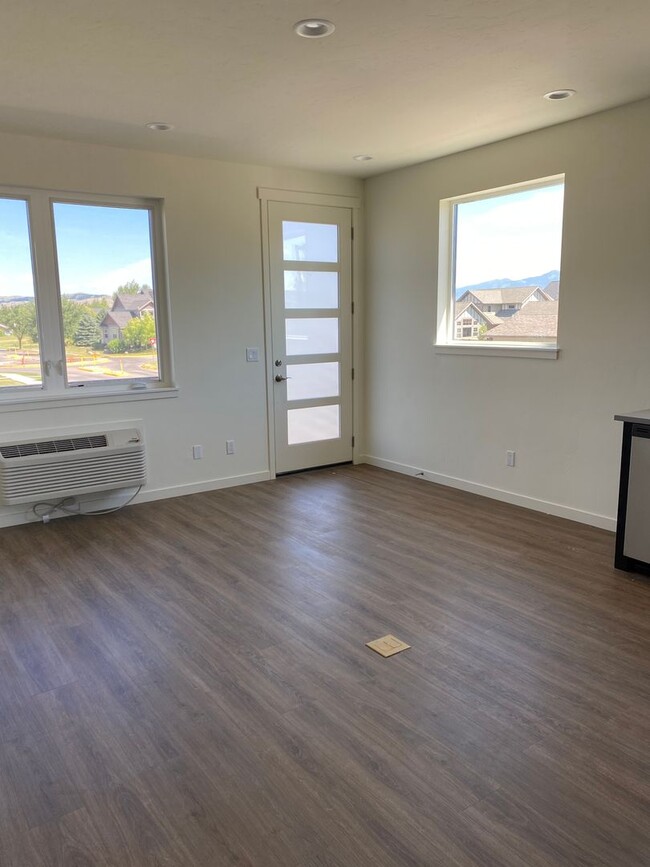 Building Photo - Gorgeous 1 Bedroom 1 Bathroom Unit  with A...