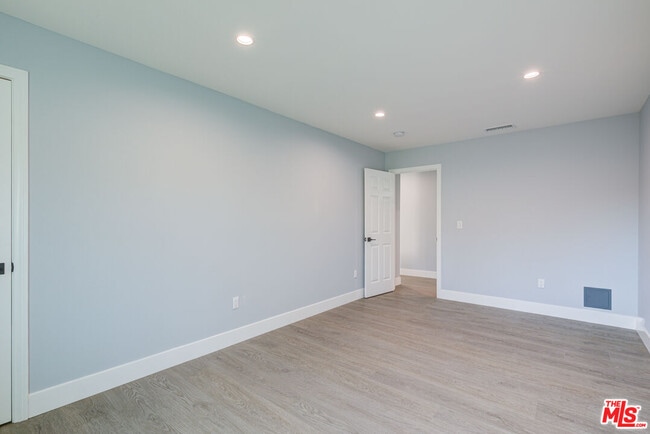 Building Photo - 355 Panama Ave