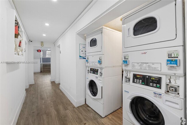 Building Photo - 420 78th St