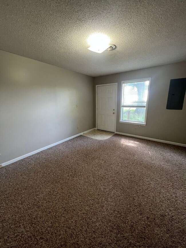 Building Photo - 208 Ivie Ln