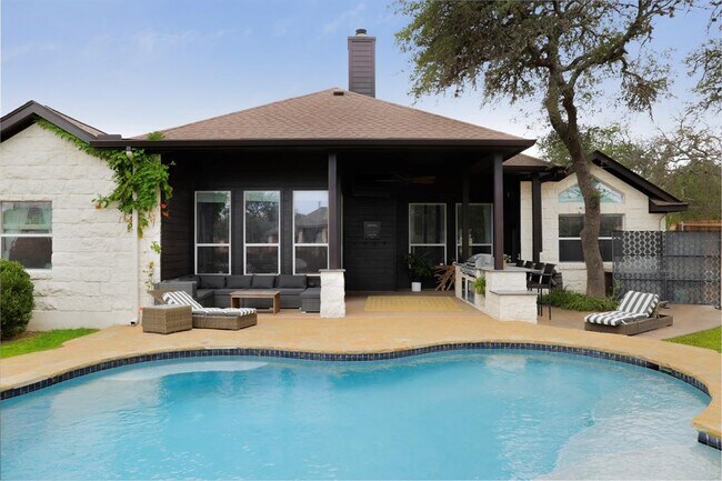Building Photo - 300 Meadow Oaks Dr