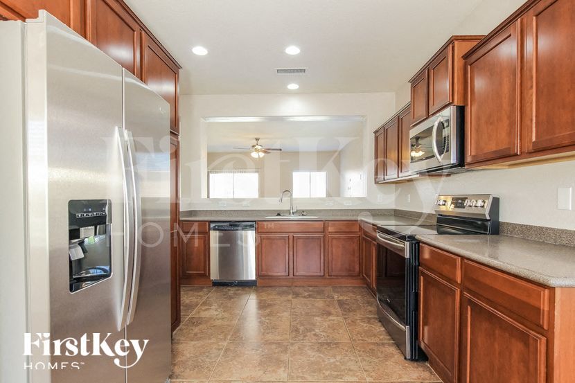 Building Photo - 390 E Yellow Wood Ave