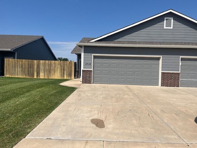 Building Photo - 3 Bedroom 2 Bath Duplex Located in Andover