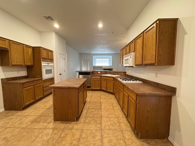 Building Photo - 3 Bed/2 Bath House with Boat Deep 3 Car Garage