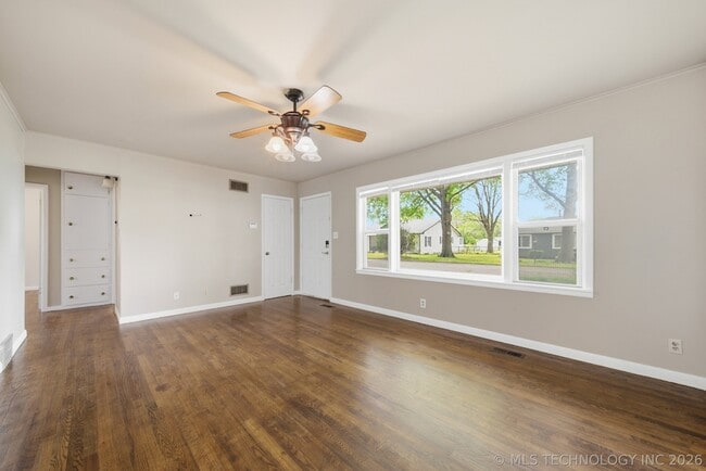 Building Photo - 805 S Cedar St