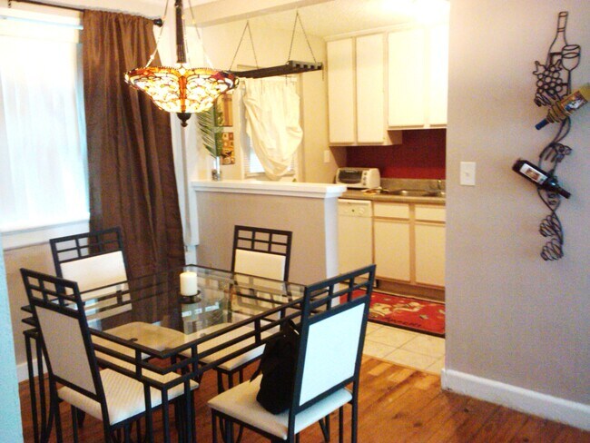 Building Photo - 405 E 5th St